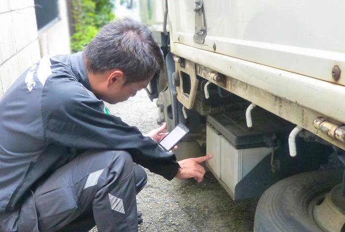 設備保全管理システムモニプラットを使って車両点検の様子