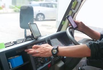 設備保全管理システムモニプラットを使って車両点検の様子