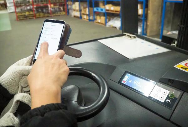 住商メタルワン鋼管株式会社の定期保全保全管理システムモニプラットで点検項目を入力している様子